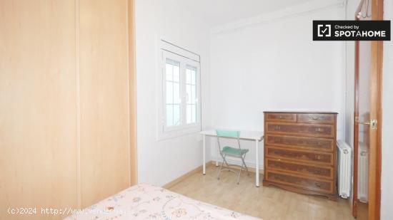 Acogedora habitación en un apartamento de 3 dormitorios en Gracia - BARCELONA