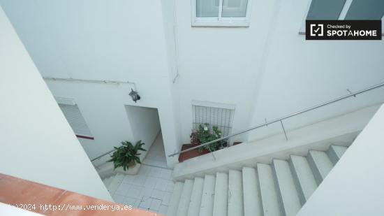 Acogedora habitación en un apartamento de 3 dormitorios en Gracia - BARCELONA