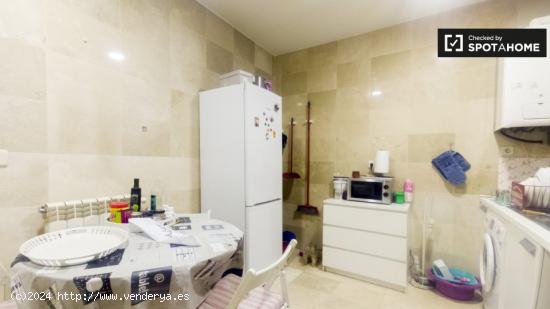 Habitación moderna en apartamento de 4 dormitorios en Hortaleza. - MADRID