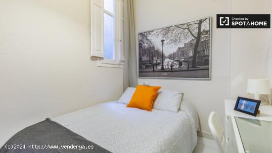 Habitación luminosa para alquilar en un apartamento de 6 dormitorios en el encantador Eixample - VA