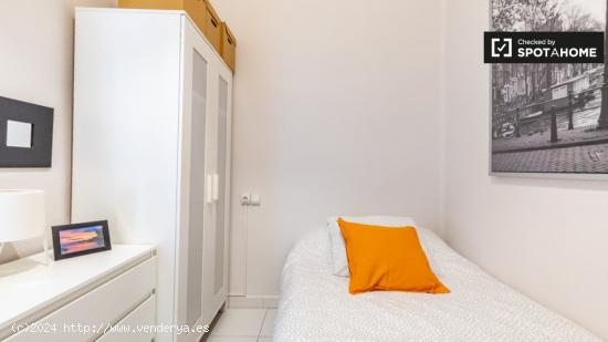 Habitación luminosa y cómoda en alquiler en un apartamento de 6 dormitorios en L'Eixample - VALENC