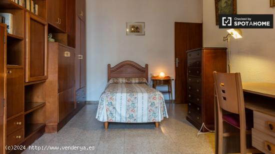 Habitación luminosa en alquiler en un apartamento de 3 dormitorios en L'Esquerra de l'Eixample - BA