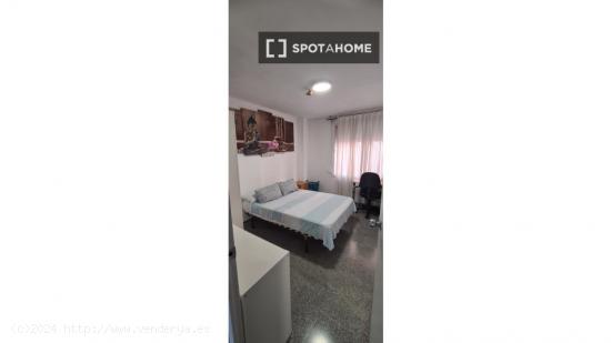 Habitación luminosa en alquiler en apartamento de 2 dormitorios en Horta - BARCELONA