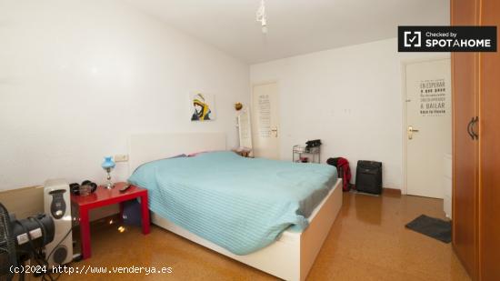 Amplia habitación en casa de 4 dormitorios en Badalona. - BARCELONA