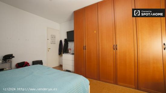 Amplia habitación en casa de 4 dormitorios en Badalona. - BARCELONA