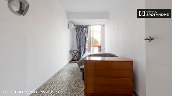 Cómoda habitación en un apartamento de 8 habitaciones en Nou d'Octubre. - VALENCIA