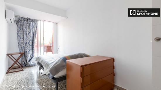 Cómoda habitación en un apartamento de 8 habitaciones en Nou d'Octubre. - VALENCIA