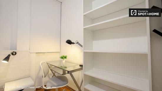 Se alquila habitación en moderno apartamento de 6 dormitorios en Extramurs - VALENCIA