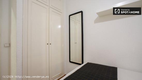 Se alquila habitación en moderno apartamento de 6 dormitorios en Extramurs - VALENCIA