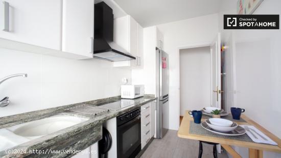 Se alquila habitación en moderno apartamento de 6 dormitorios en Extramurs - VALENCIA