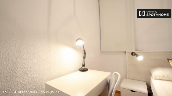 Se alquila habitación en moderno apartamento de 6 dormitorios en Extramurs - VALENCIA