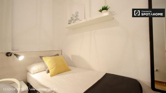 Se alquila habitación en moderno apartamento de 6 dormitorios en Extramurs - VALENCIA