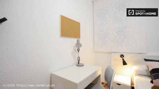 Se alquila habitación en moderno apartamento de 6 dormitorios en Extramurs - VALENCIA