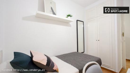 Se alquila habitación en moderno apartamento de 6 dormitorios en Extramurs - VALENCIA