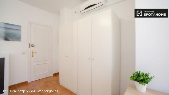 Se alquila habitación en moderno apartamento de 6 dormitorios en Extramurs - VALENCIA