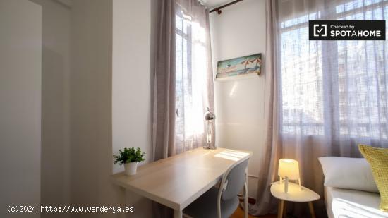 Se alquila habitación en moderno apartamento de 6 dormitorios en Extramurs - VALENCIA