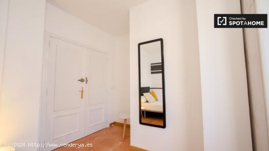 Se alquila habitación en moderno apartamento de 6 dormitorios en Extramurs - VALENCIA