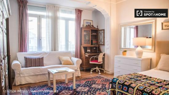 Amplia habitación en apartamento de 4 dormitorios en L'Eixample. - VALENCIA