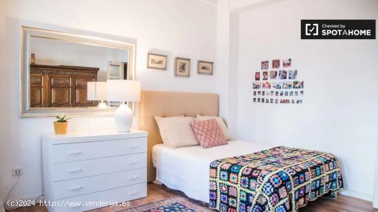 Amplia habitación en apartamento de 4 dormitorios en L'Eixample. - VALENCIA