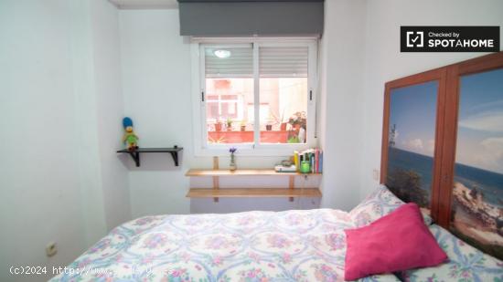 Acogedora habitación en apartamento de 2 dormitorios en Malasaña, Madrid. - MADRID