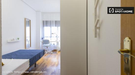 Habitación soleada en piso de 5 dormitorios en Delicias. - MADRID