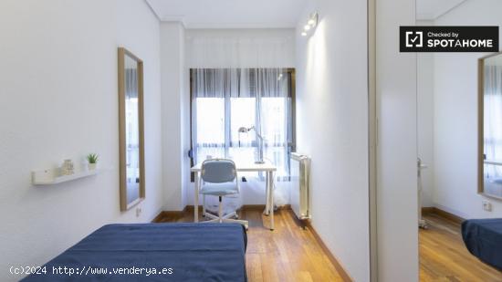 Habitación soleada en piso de 5 dormitorios en Delicias. - MADRID