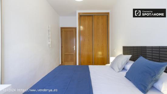 Amplia habitación en piso de 5 dormitorios en Delicias. - MADRID