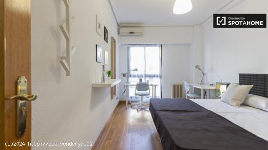 Amplia habitación en piso de 5 dormitorios en Delicias. - MADRID