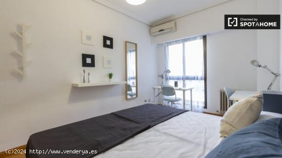 Amplia habitación en piso de 5 dormitorios en Delicias. - MADRID