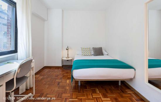  Amplia habitación en alquiler en apartamento de 9 habitaciones, Ciudad Lineal. - MADRID 