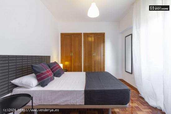  Habitación luminosa en alquiler en apartamento de 9 habitaciones, Ciudad Lineal. - MADRID 