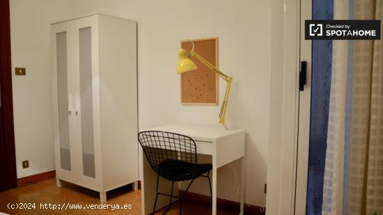 Cómoda habitación en alquiler en apartamento de 3 dormitorios en Sarrià-Sant Gervasi - BARCELONA