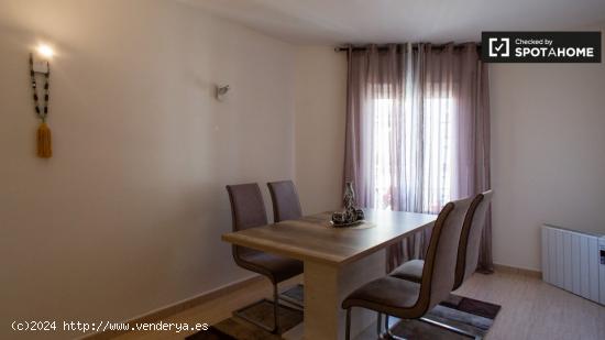 Acogedora habitación en alquiler en un apartamento de 4 dormitorios en Gràcia - BARCELONA