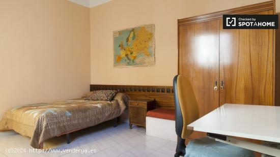 Amplia habitación en apartamento de 2 dormitorios en Malasaña. - MADRID