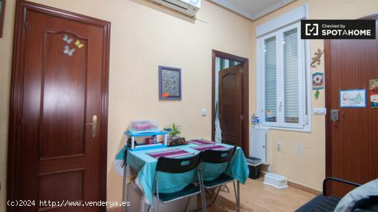 Acogedora habitación en apartamento de 2 dormitorios en Lavapiés, Madrid. - MADRID