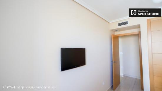 Habitación ordenada en alquiler en apartamento de 3 dormitorios en Quatre Carreres - VALENCIA