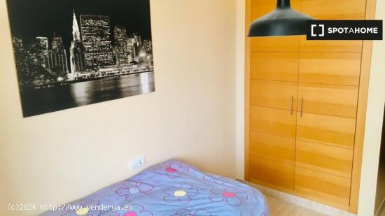 Se alquila habitación en apartamento de 3 dormitorios en Quatre Carreres - VALENCIA