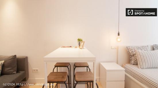 Elegante estudio con aire acondicionado en alquiler en la moderna Malasaña - MADRID