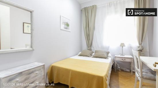 Habitación luminosa en apartamento de 5 dormitorios en Salamanca, Madrid - MADRID