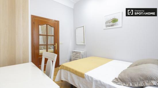 Habitación luminosa en apartamento de 5 dormitorios en Salamanca, Madrid - MADRID