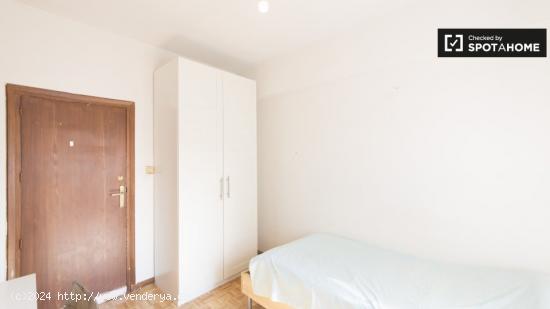 Acogedora habitación en alquiler en apartamento de 4 dormitorios en Ciudad Lineal. - MADRID