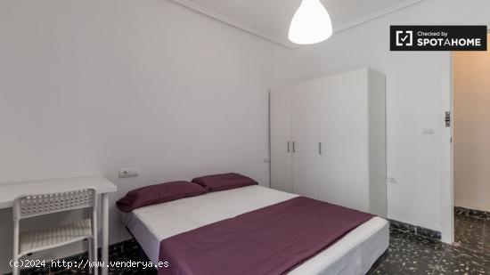 Habitación luminosa en piso de 7 dormitorios en El Pla del Real. - VALENCIA