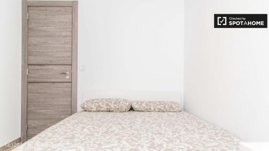 Habitación luminosa con cama matrimonial en alquiler en algirós. - VALENCIA