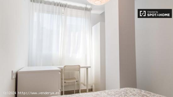 Habitación luminosa con cama matrimonial en alquiler en algirós. - VALENCIA