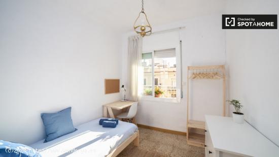 Se alquila habitación en piso compartido en Eixample - BARCELONA