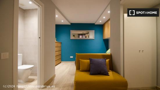 Colorido apartamento estudio en alquiler cerca del metro en el centro de El Born - BARCELONA