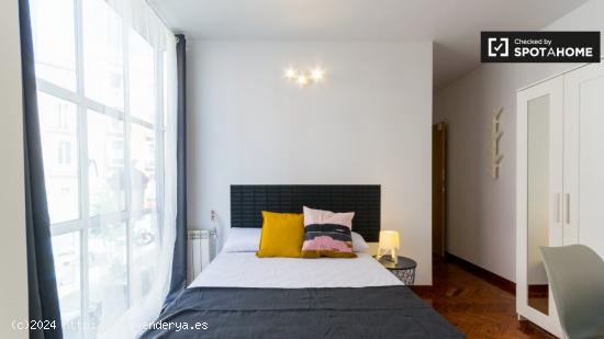 Habitación soleada con cama matrimonial en alquiler en el centro de madrid. - MADRID