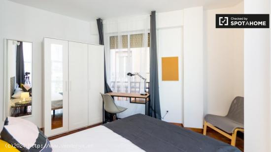 Habitación soleada con cama matrimonial en alquiler en el centro de madrid. - MADRID