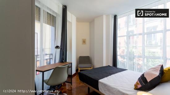 Habitación soleada con cama matrimonial en alquiler en el centro de madrid. - MADRID