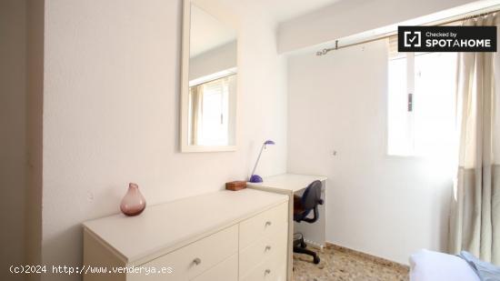 Acogedora habitación en alquiler en apartamento de 3 dormitorios en Mislata - VALENCIA